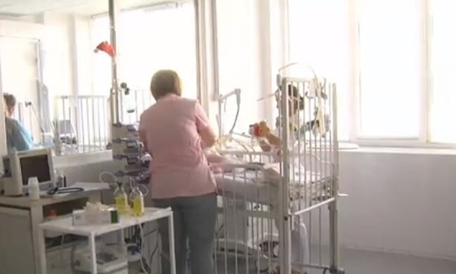 "Пішов на самоті і кликав маму": лікарі не пустили батьків до тяжко хворої дитини в Києві