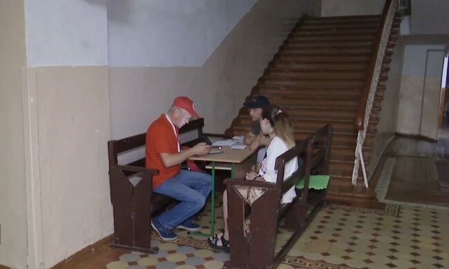 Безкоштовні продукти для ВПО та пенсіонерів у Харкові