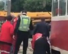 "Послизнулася і потрапила під трамвай": моторошна НП в Києві потрапила на відео