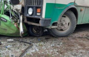 Автобус раздавил авто с людьми на Харьковщине: фото и детали трагедии
