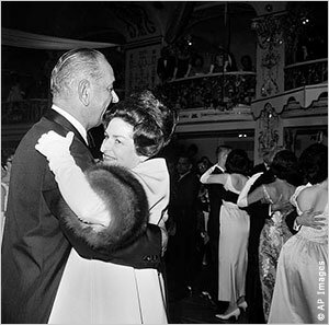  Линдон Джонсон и его супруга Леди Берд Джонсон танцуют на одном из пяти инаугурационных балов 1965 г. Фото: iipdigital.usembassy.gov