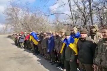 Наши – дома: состоялся масштабный обмен пленными, трогательные кадры