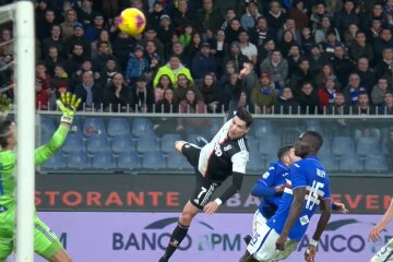 Роналду забил "летающий" гол, в который сложно поверить: видео яркого момента