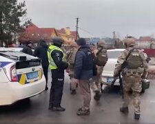 Под Киевом неизвестный открыл стрельбу на оживленной улице: первые кадры с места ЧП
