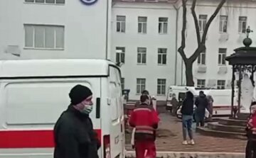 В Киеве загорелась больница, тяжелобольных пациентов пришлось отключить от кислорода: кадры с места ЧП