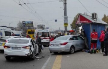 Моторошна ДТП з жертвами в Києві: таксі збило чотирьох людей на зупинці, що чекає на водія