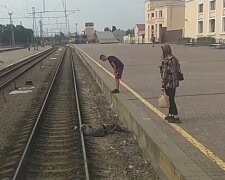 Бабушка рухнула на рельсы после "помощи" прохожего на вокзале в Харькове: вопиющие кадры
