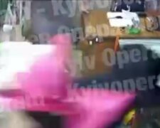 Мужчина в Киеве украл букет цветов 14 февраля: появилось видео странного поступка