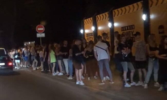 Кияни влаштували бурхливу гулянку в розпал карантину, відео: "Де поліція?"