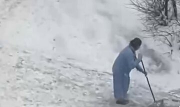 В Киеве решили "убрать" шваброй снег на улице: безумные кадры