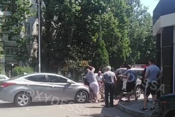В Одесі водій влаштував самосуд над пішоходом, відео: "у хід пішов стілець"