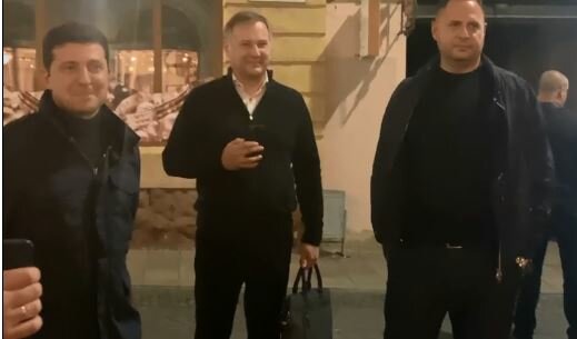 Парень получил деньги от Зеленского посреди улицы, момент попал на видео: "Немного засмущался..."