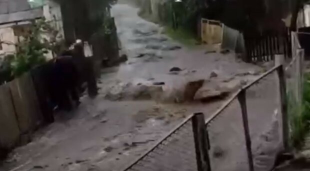 У Харкові моторошна стихія змила асфальт на дорогах: кадри руйнувань
