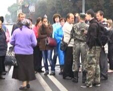 "Куда вы наших детей привели?": матери "мобилизированных" с Донбасса устроили бунт