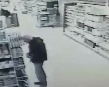 Під Києвом чоловік вирішив накласти на себе руки прямо в супермаркеті: відео потрапило в мережу
