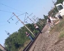 Життя молодої дівчини трагічно обірвалося на залізниці в Одесі, відео: що відомо