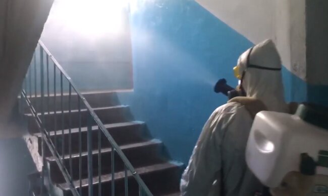 У Дніпрі активно борються з китайським вірусом, кадри: "під'їзди заливають сильнодіючим..."