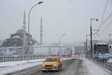 Снегопад, обрушившийся на Стамбул, оказывает негативное влияние на жизнь миллионов жителей мегаполиса. Высота снежного покрова в ряде районов достигла 40 см. ( Arif Hüdaverdi Yaman - Агентство Анадолу )