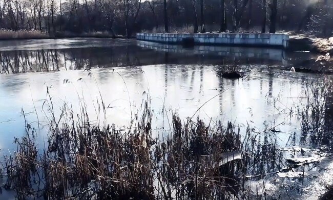 У Києві знамените озеро перетворилося в калюжу відходів: страхітливі кадри