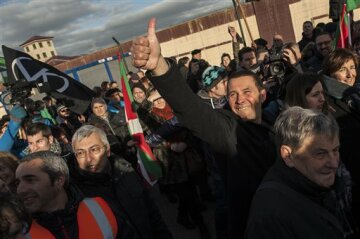 Arnaldo Otegi, right, leader of the former Basque independence Batasuna party, gives a thumbs up as he leaves Logrono prison in Logrono, northern Spain, Tuesday, March 1,2016. A prominent Basque separatist has been released from a Spanish prison after serving more than six years on charges for trying to resurrect the banned political wing of the armed group ETA. (AP Photo/Alvaro Barrientos)