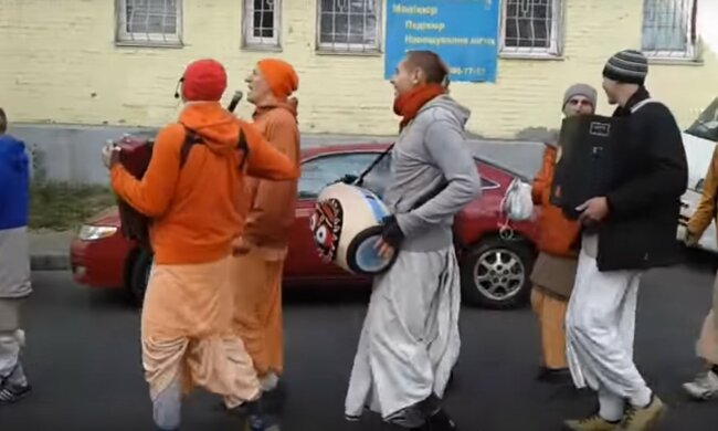 "До них точно вірус не причепиться": у Києві влаштували веселощі в розпал карантину, фото