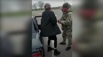 Чоловік у жіночому вбранні вирішив перейти кордон: відео інциденту в Одеській області
