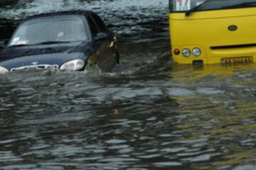 Київ пішов під воду, автомобілі "плавають": кадри лиха
