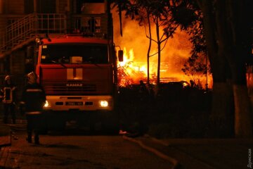 Адское пламя: как огонь уничтожил лагерь в Одессе (видео)