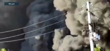 Пригнали пожарный поезд: небо стало черным из-за нового пожара в России, кадры