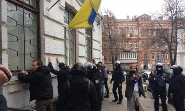 З’явилося відео штурму відділення поліції в Києві: “Лежати, Бандера!”