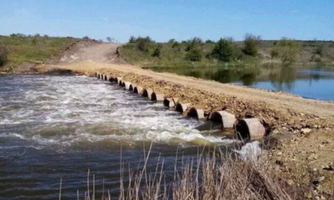 Госэкоинспекция устроила проверку на Херсонщине из-за самодельного моста через реку
