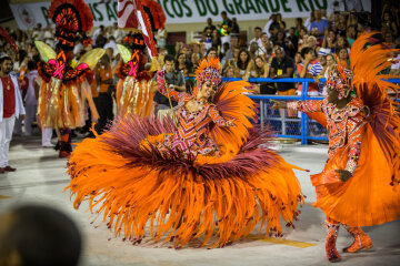 Грандиозный карнавал проходит в Рио-де-Жанейро: красавицы в купальниках взорвали сеть