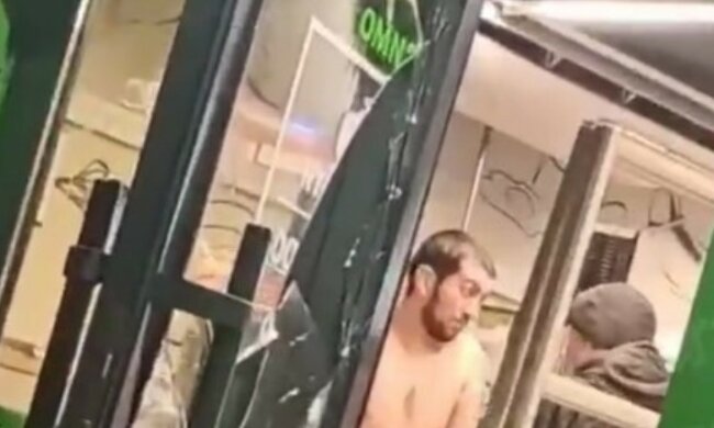 Неадекват в Києві влаштував шоу в супермаркеті, відео: "роздягнувся догола і поліз до охоронців..."
