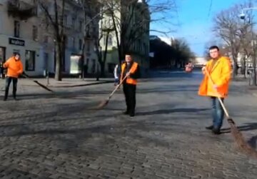 Дворник схватился за нож и порезал своего коллегу: кадры нападения в центре Одессы