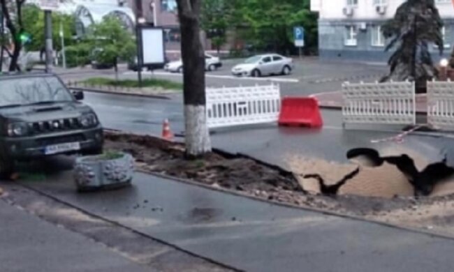 Дорога пішла під землю в центрі Києва, з'явилися кадри прірви: "ні пройти, ні проїхати"