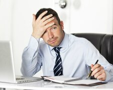 мужчина, стресс, голова, плохое самочувствие, работа в офисе