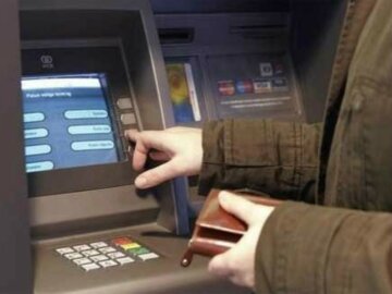 Невозможно снять деньги: крупный украинский банк сообщил клиентам плохие новости