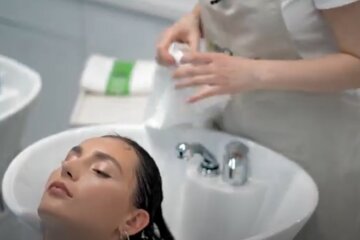 Процедура миття волосся