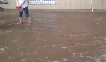 Потужний удар стихії обрушився на Одещину, під водою опинилися поліцейські: кадри потопу
