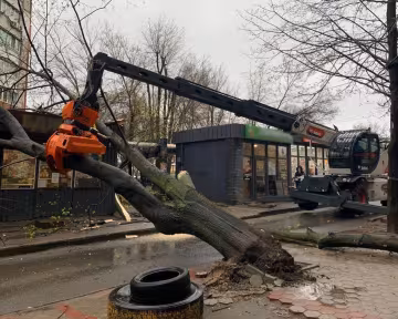 Непогода наделала неприятностей в Днепре: кадры последствий