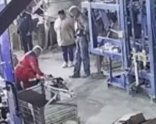 Трагедия на заводе в Одессе, рабочего зажало в прессе: появилось видео с места
