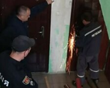 Біда трапилася з харків'янкою в замкненій квартирі, примчали рятувальники: фото з місця НП