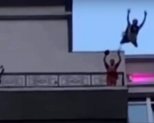 Молодой парень прыгнул с высоты 24-го этажа в Одессе на глазах у испуганной толпы: видео