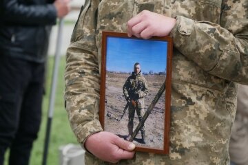 На Дніпропетровщині попрощалися з українським Героєм, кадри: люди не стримували сліз
