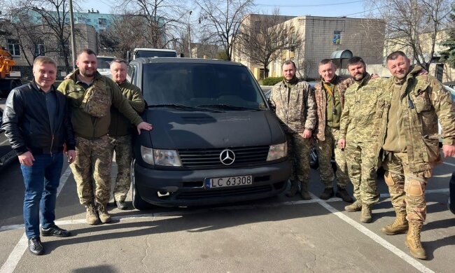 Андрей Андреев и команда киевских волонтеров приобрели для ВСУ еще один автомобиль