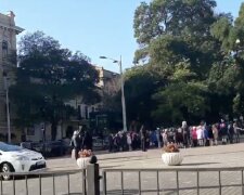 НП в одеській школі, дітей терміново вивели на вулицю: кадри того, що відбувається