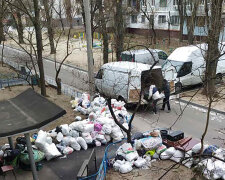 В квартиру не поместилось: днепрянка заблокировала подъезд горами мусора
