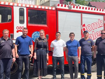 Столичный депутат и волонтер Георгий Зантарая вместе с ОО Bombers pel mundo Valencia передал пожарную машину спасательному отряду