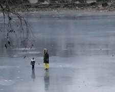 В Харькове горе-мать затащила ребенка на тонкий лед, фото: "ходить там крайне опасно"
