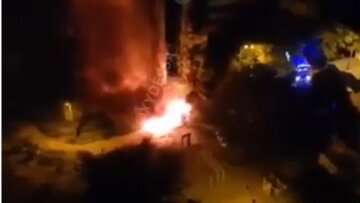 Масштабна пожежа спалахнула біля багатоповерхівки в Одесі: рятувальники кинулися на допомогу, відео